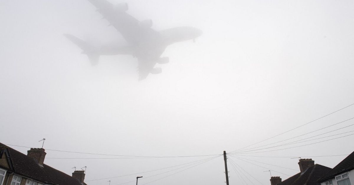 ロンドンは霧に包まれ、空港は封鎖され、飛行機は遅延する