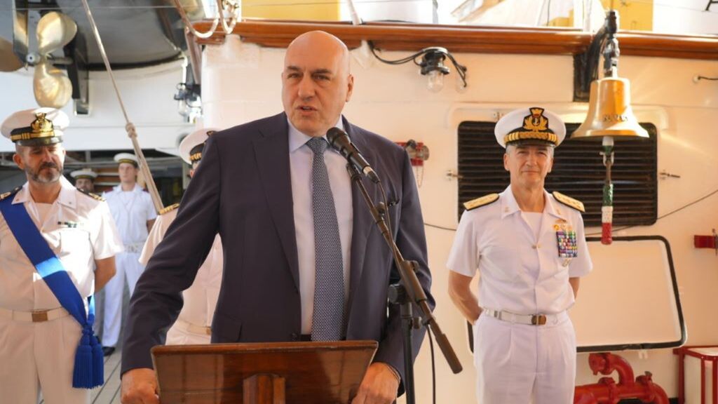 Il ministro della Difesa Guido Crosetto sulla nave Amerigo Vespucci ad Abu Dhabi