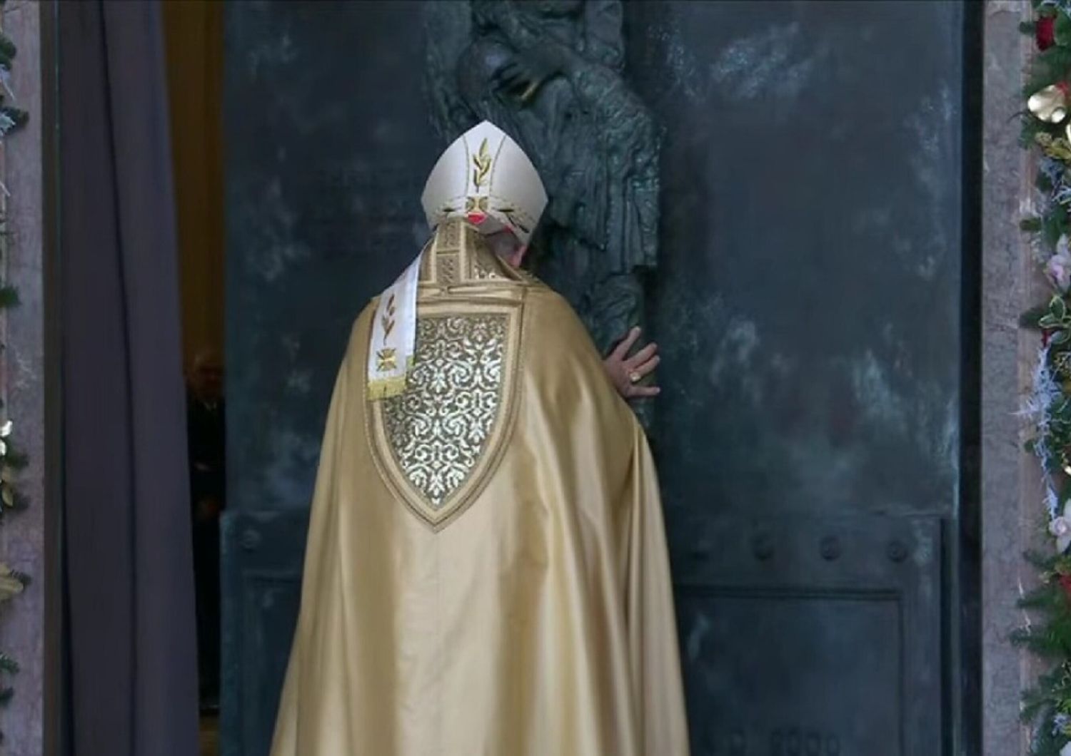 giubileo aperta la porta santa a san giovanni in laterano