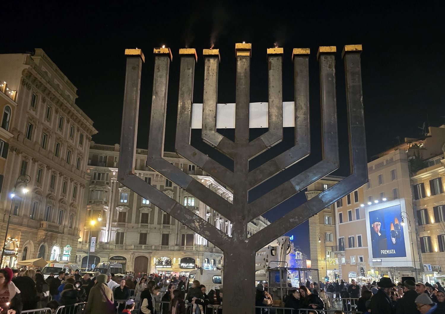 hanukkah roma accensione candelabro