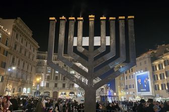 hanukkah roma accensione candelabro