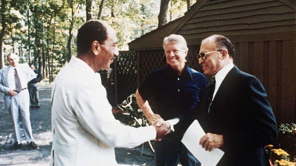 Carter a Camp David ospita il primo ministro israeliano, Menachem Begin, e il presidente egiziano, Anwar Sadat