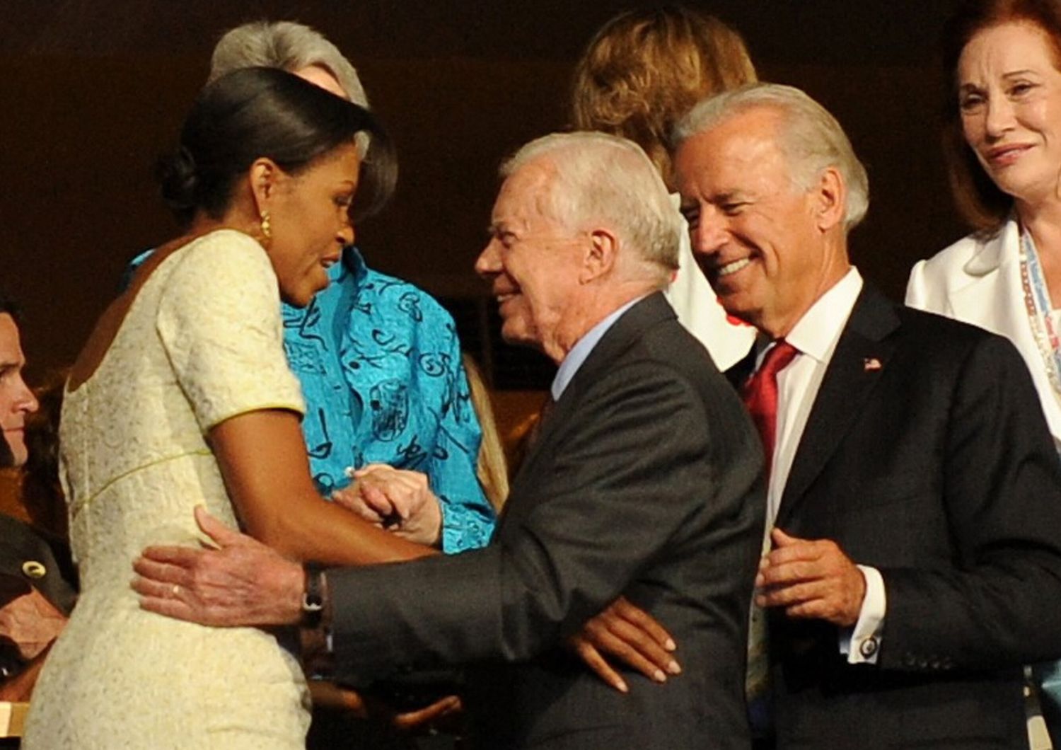 Jimmi Carter e Joe Biden salutano Michelle Obama