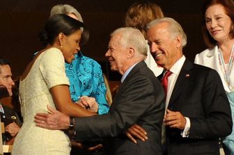 Jimmi Carter e Joe Biden salutano Michelle Obama