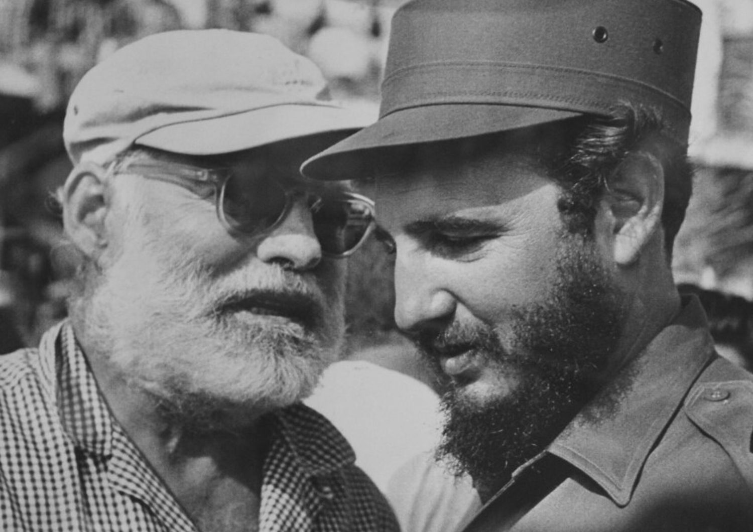 Hemingway  con un giovane Fidel Castro a Cuba