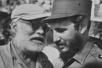 Hemingway  con un giovane Fidel Castro a Cuba