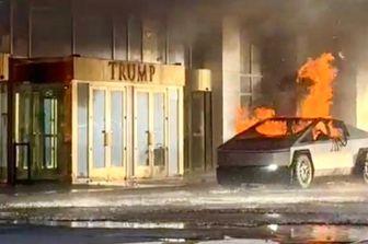 cybertruck tesla esplode davanti trump hotel