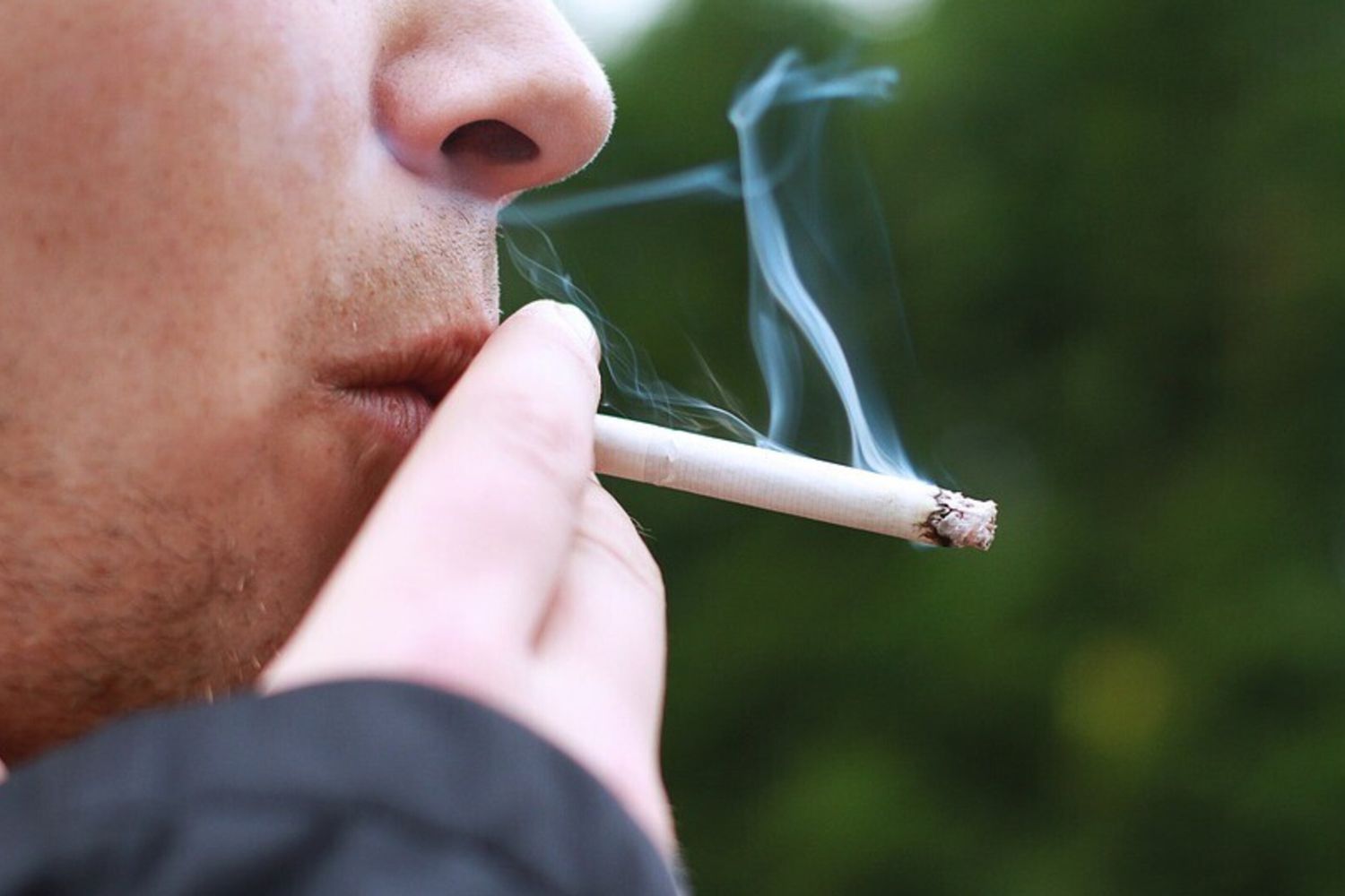 fumare sigarette ragazzi