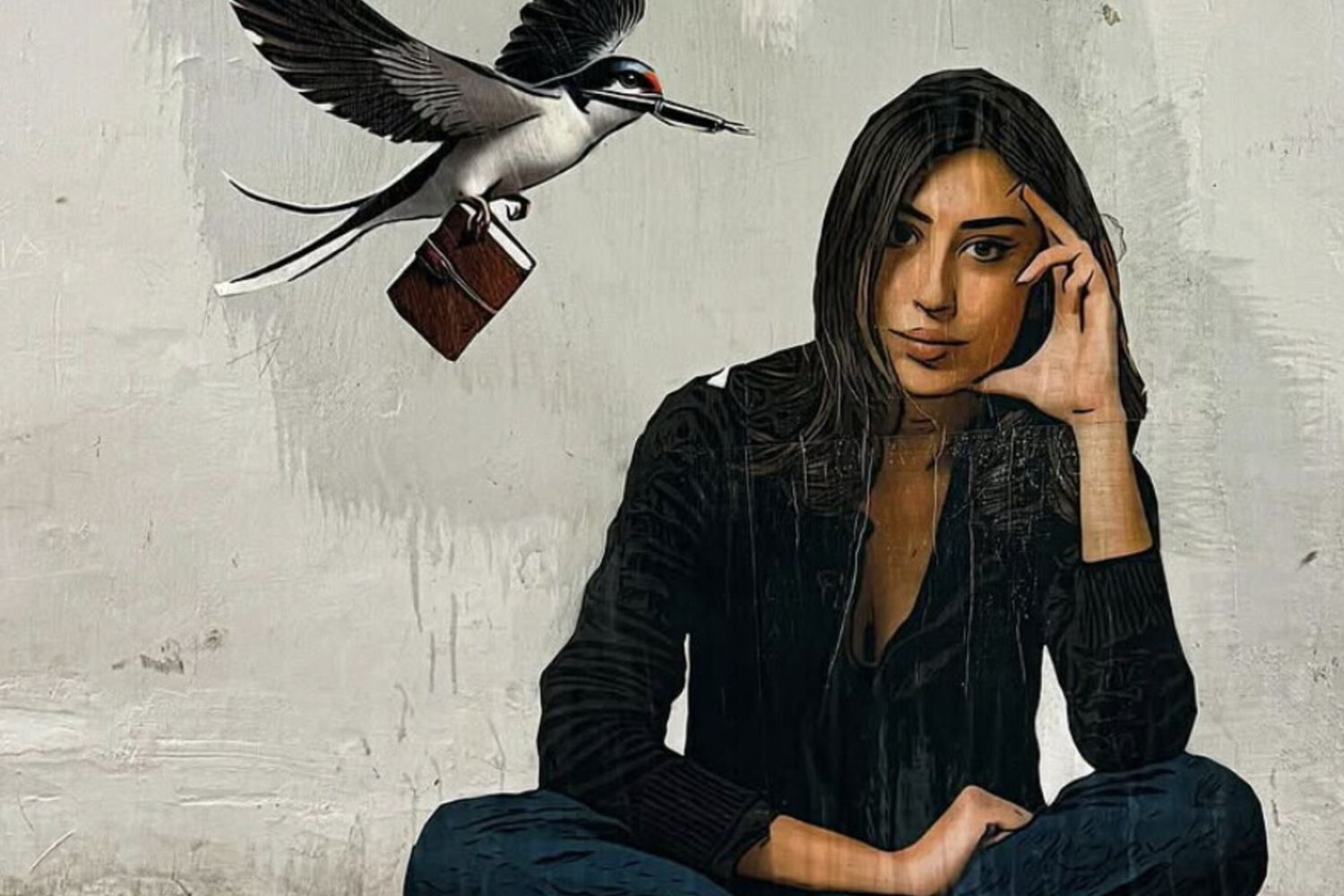 La giornalista in un murales dello street artist Drugi