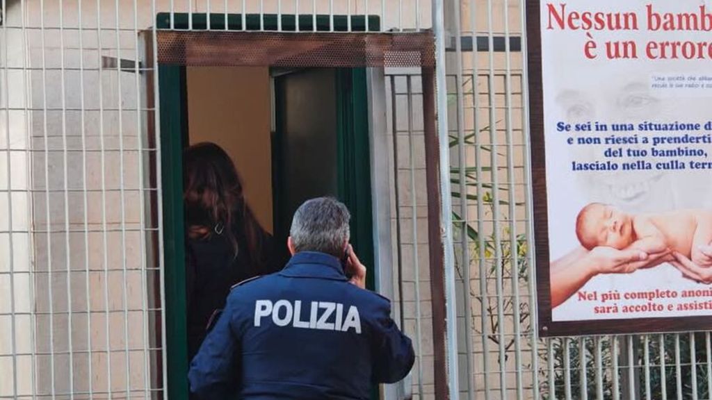 Bari, neonato trovato morto nella culla termica di una chiesa