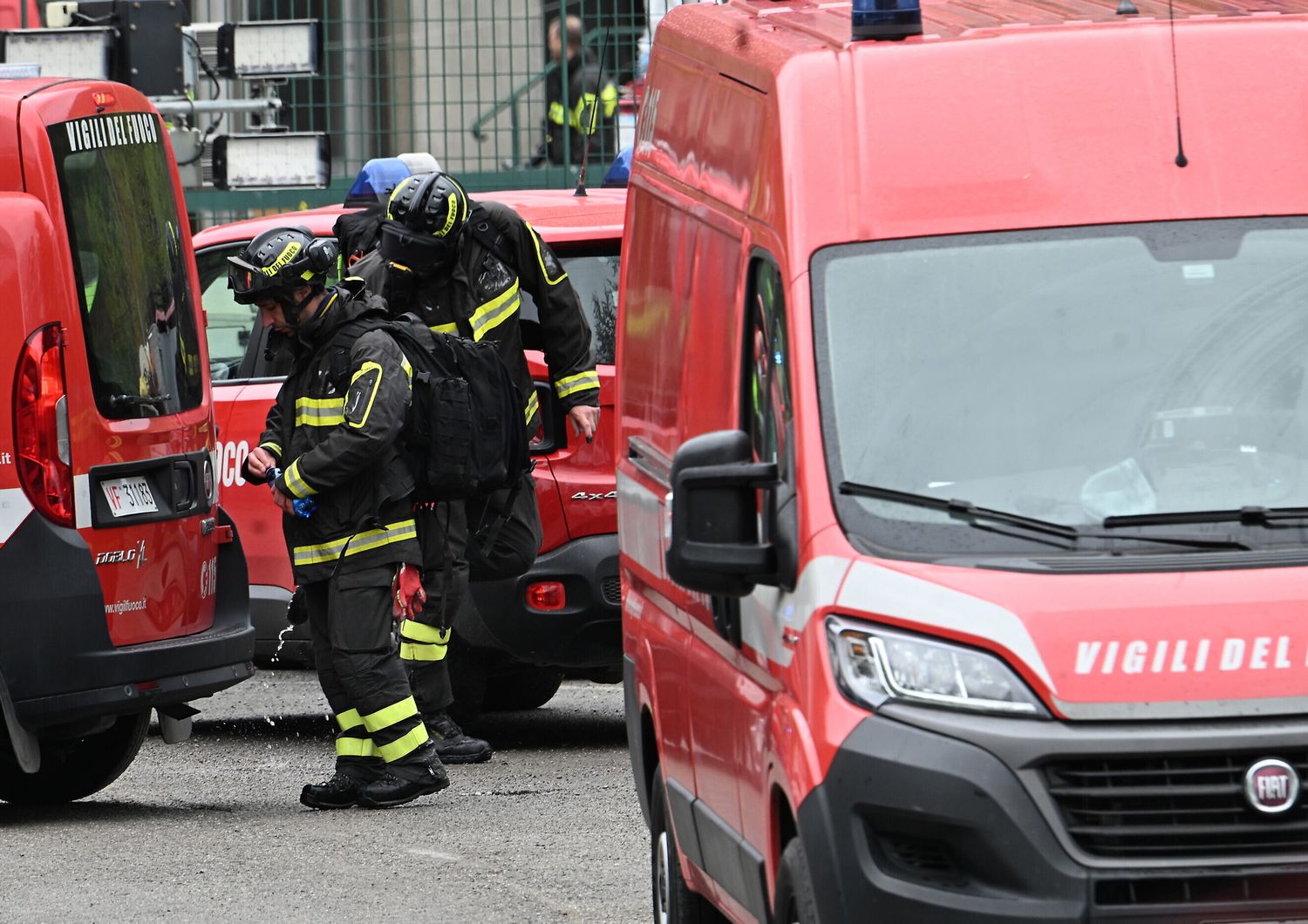 Auto contro una cabina di gas metano, due morti ad Ancona. Il Comune, "non uscite di casa"