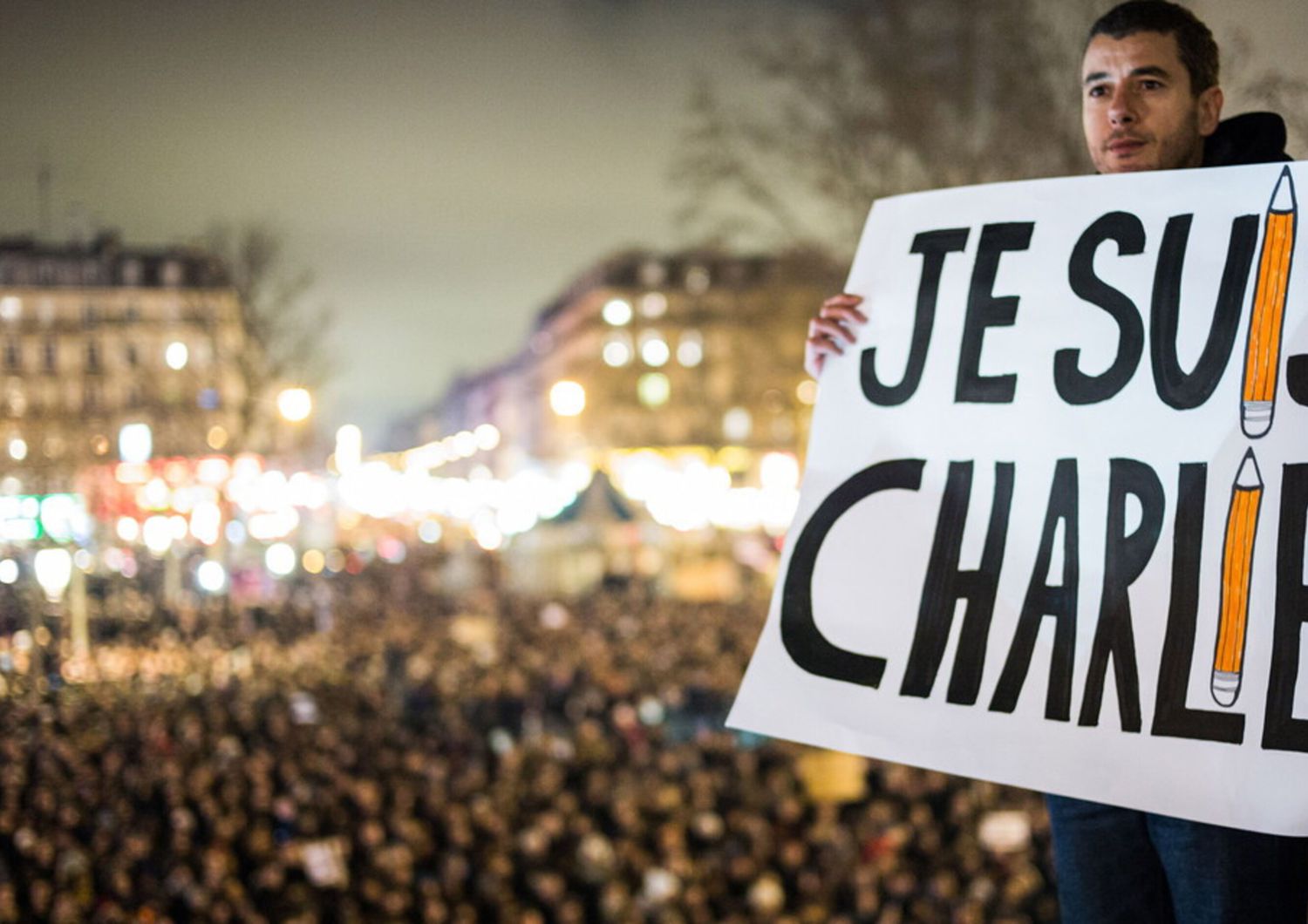 Parigi. Piazza della Repubblica, veglia  contro il terrorismo e per la libert&agrave; dopo la strage nel giornale Charlie Hebdo ad opera di un gruppo estremista islamico