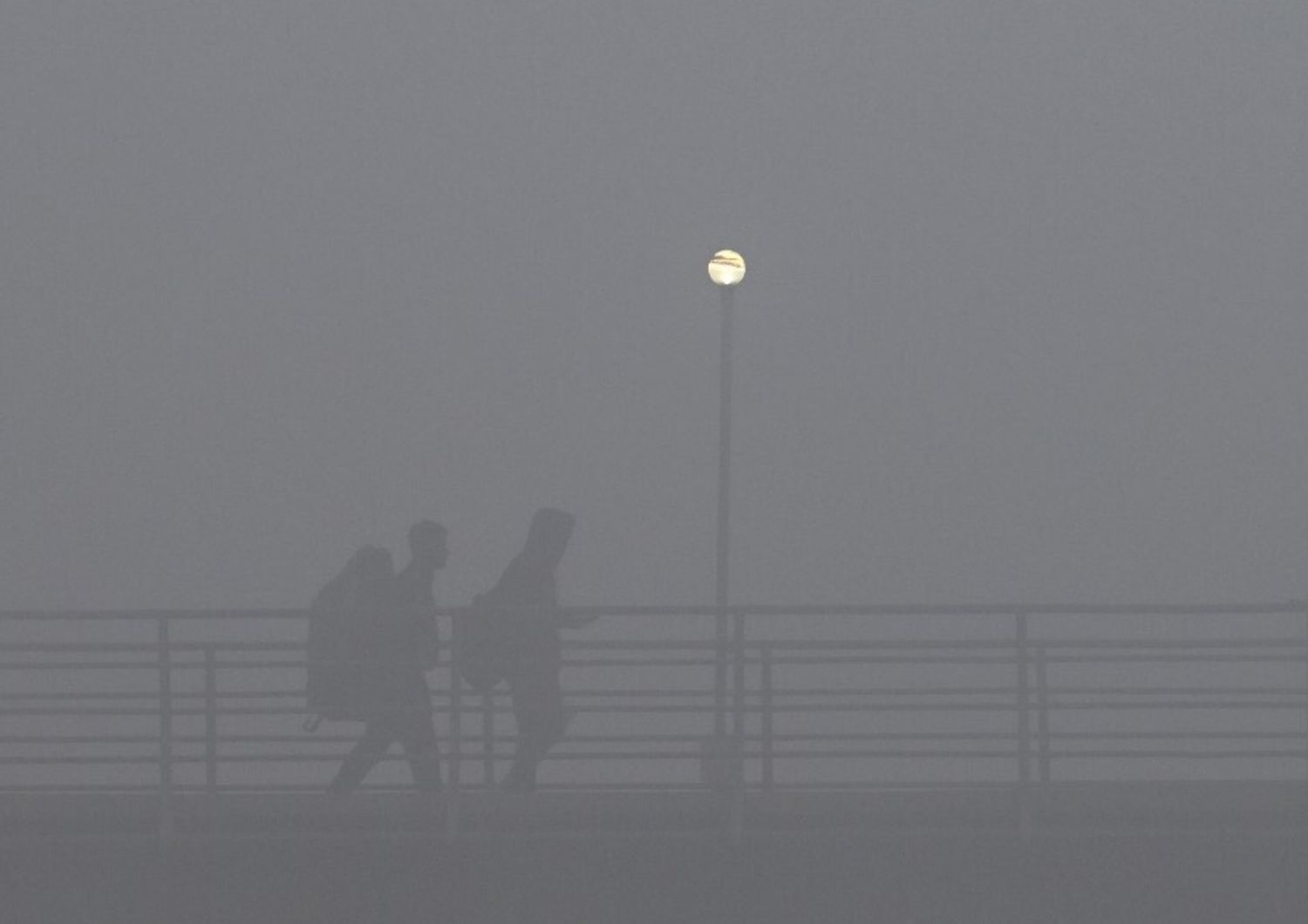 New Delhi avvolta dalla nebbia, in tilt il traffico aereo