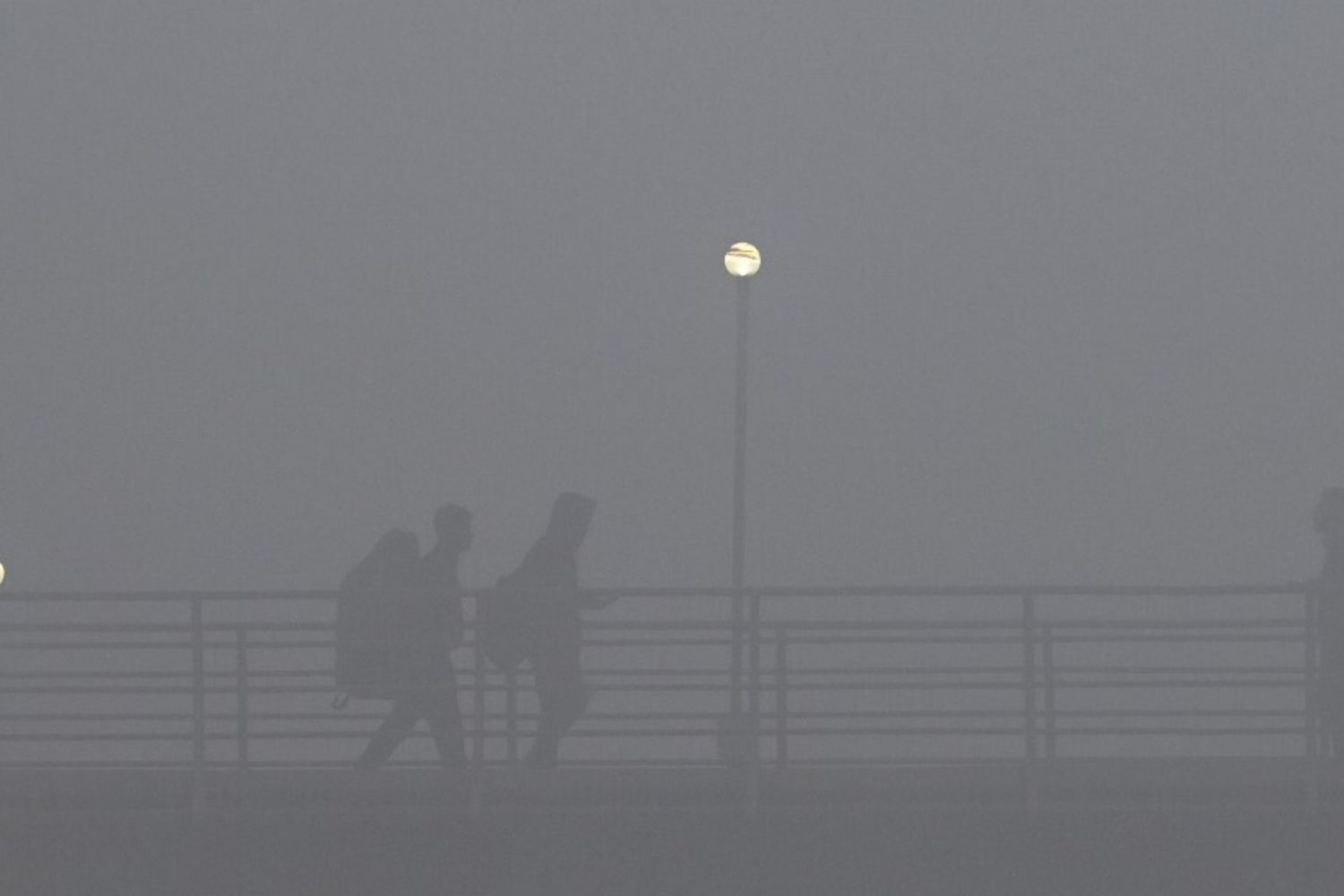 New Delhi avvolta dalla nebbia, in tilt il traffico aereo