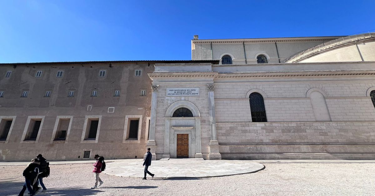 Basilica San Paolo fuori le Mura a Roma, piazza aperta per la Porta Santa