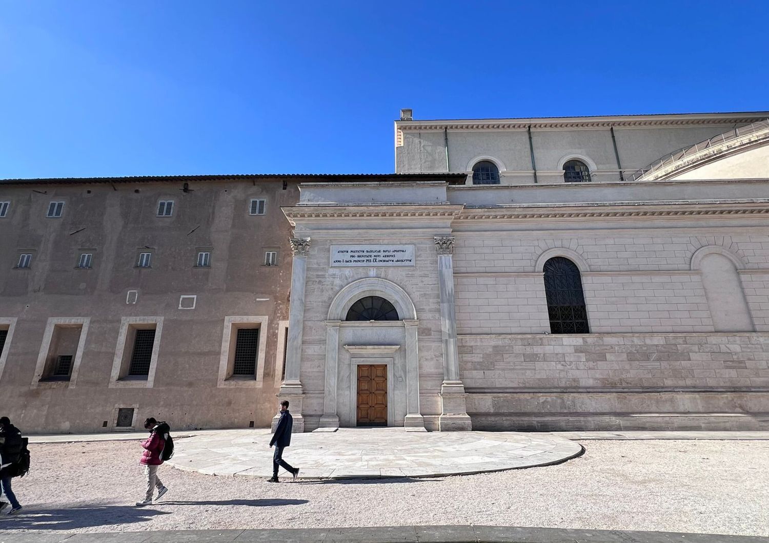 Giubileo: Basilica San Paolo fuori le Mura a Roma, piazza aperta per la Porta Santa