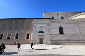 Giubileo: Basilica San Paolo fuori le Mura a Roma, piazza aperta per la Porta Santa