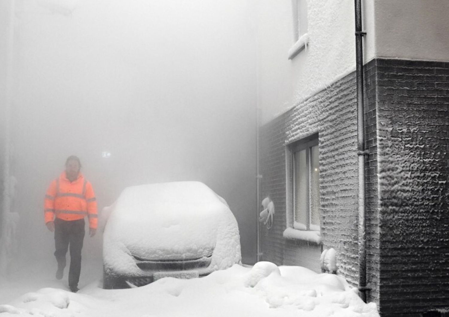 gran bretagna forti nevicate, diversi aeroporti chiudono le piste