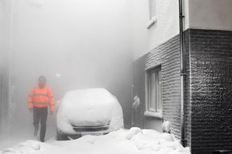 gran bretagna forti nevicate, diversi aeroporti chiudono le piste