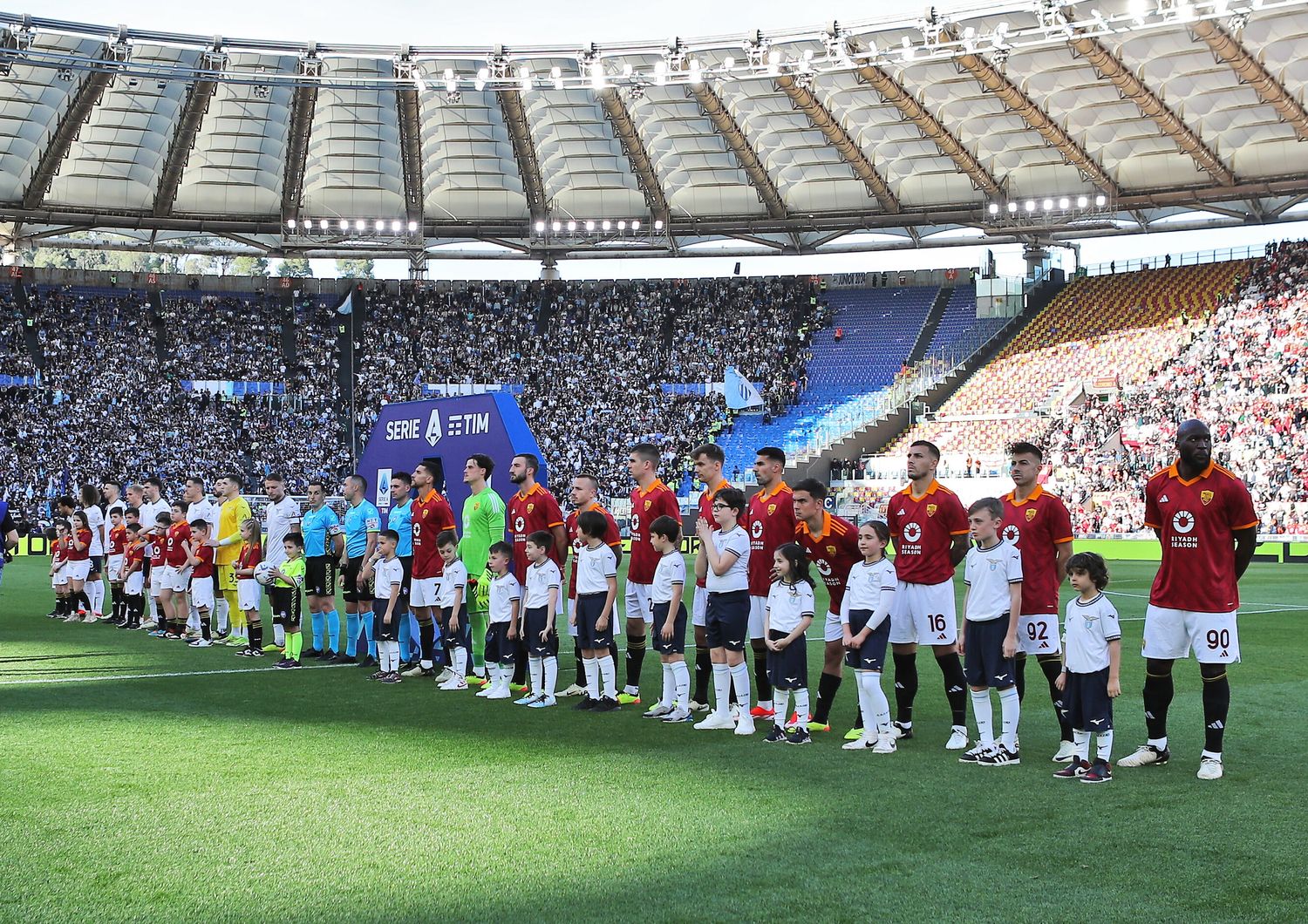 Solita vigilia di un derby romano, sequestrati coltelli e mazze vicino allo stadio