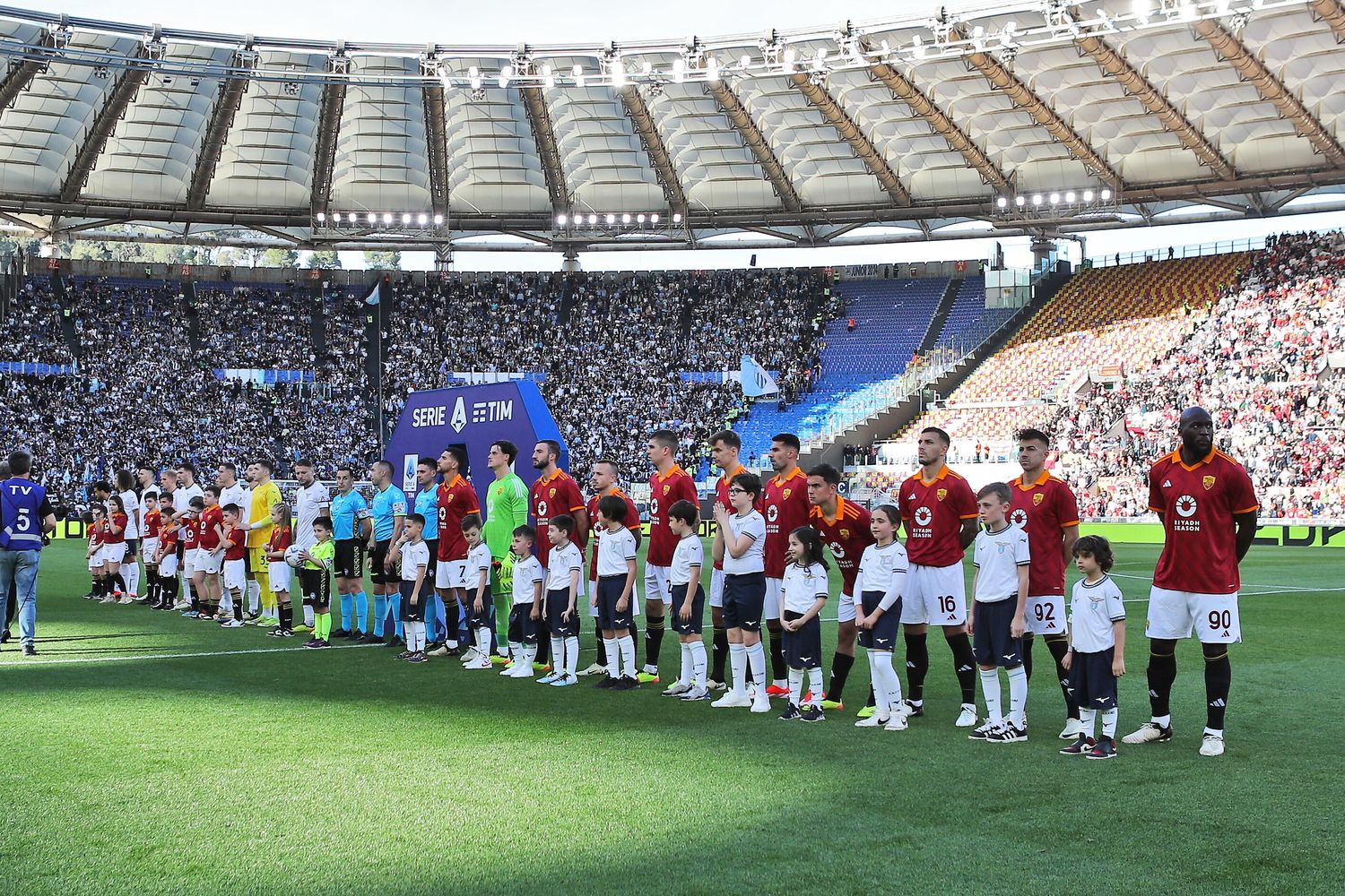 Solita vigilia di un derby romano, sequestrati coltelli e mazze vicino allo stadio
