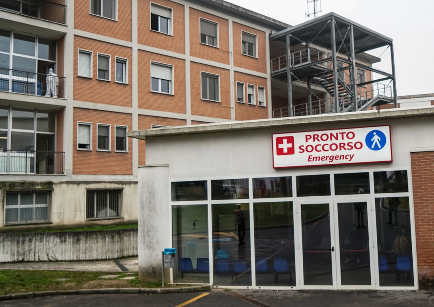 Donna accoltellata nel parcheggio di un supermercato. Fermato il compagno