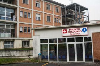 Donna accoltellata nel parcheggio di un supermercato. Fermato il compagno