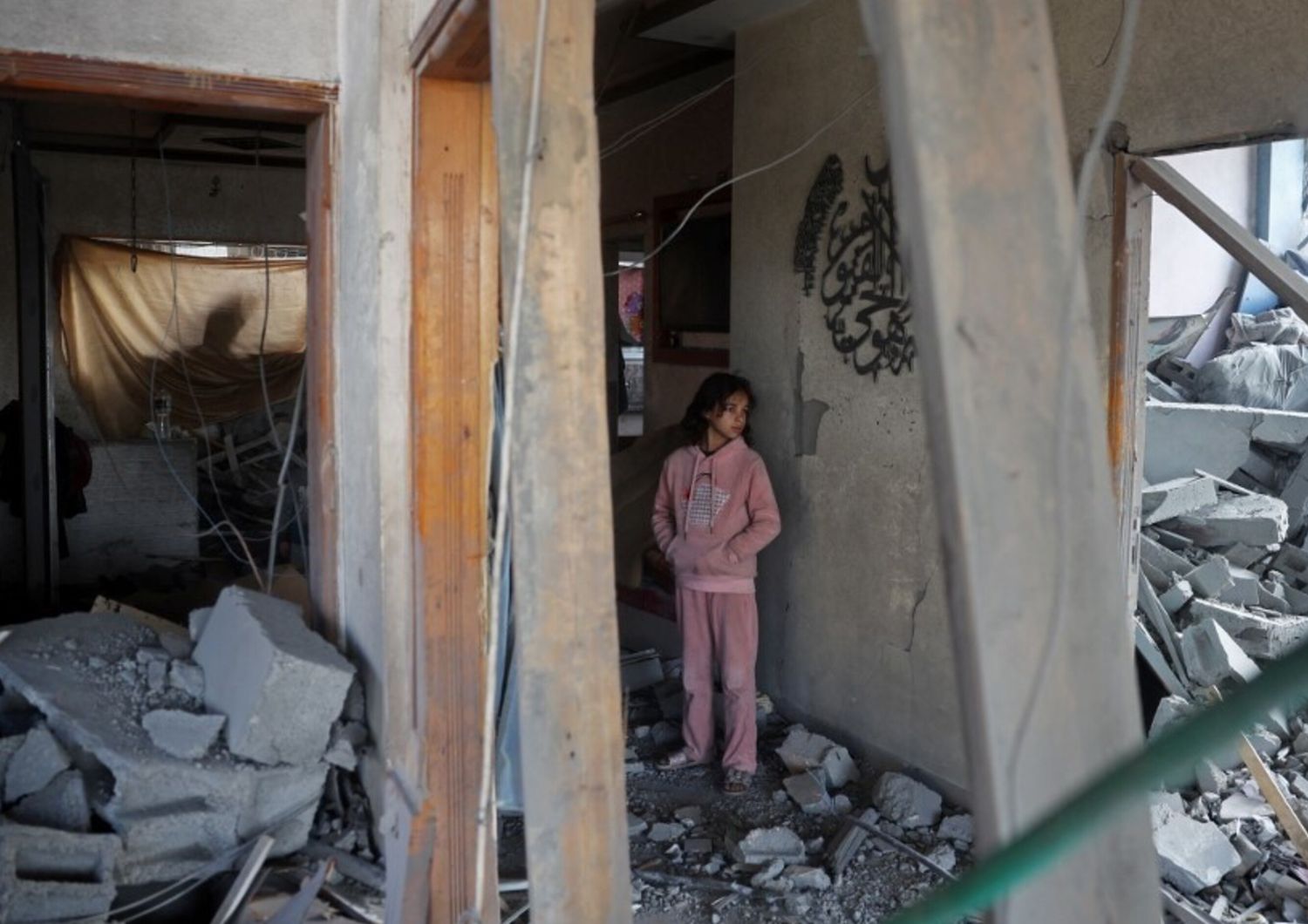 Una bambina in un edificio distrutto da un attacco aereo israeliano sul campo profughi di Bureij