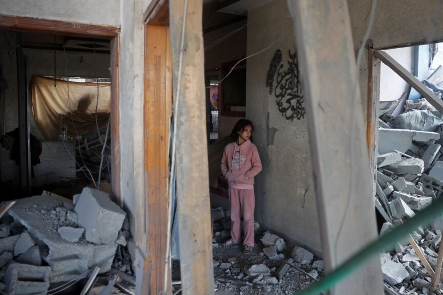 Una bambina in un edificio distrutto da un attacco aereo israeliano sul campo profughi di Bureij
