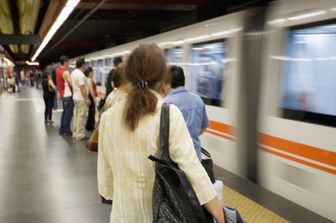 Accoltella un 14enne alla metro C, 46enne arrestato a Roma