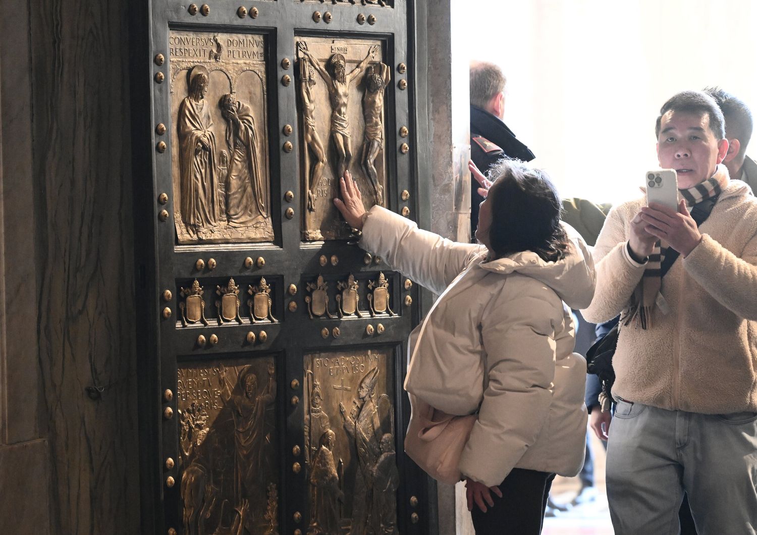 Oltre mezzo milione di pellegrini ha attraversato la Porta Santa di San Pietro