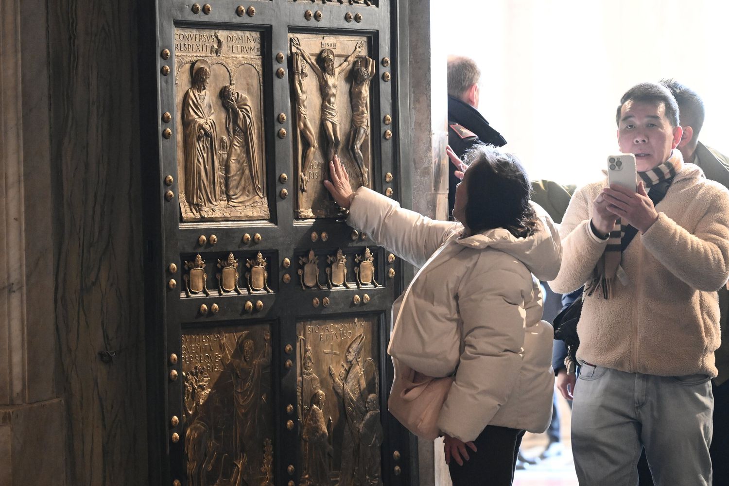 Oltre mezzo milione di pellegrini ha attraversato la Porta Santa di San Pietro