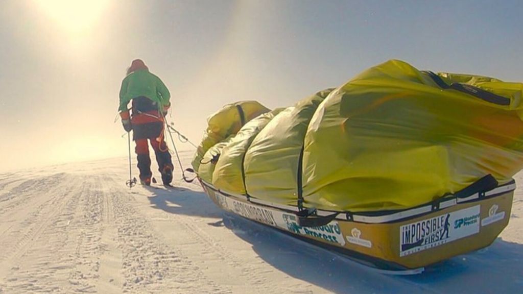 Colin O'Brady trascina la sua slitta in Antartide