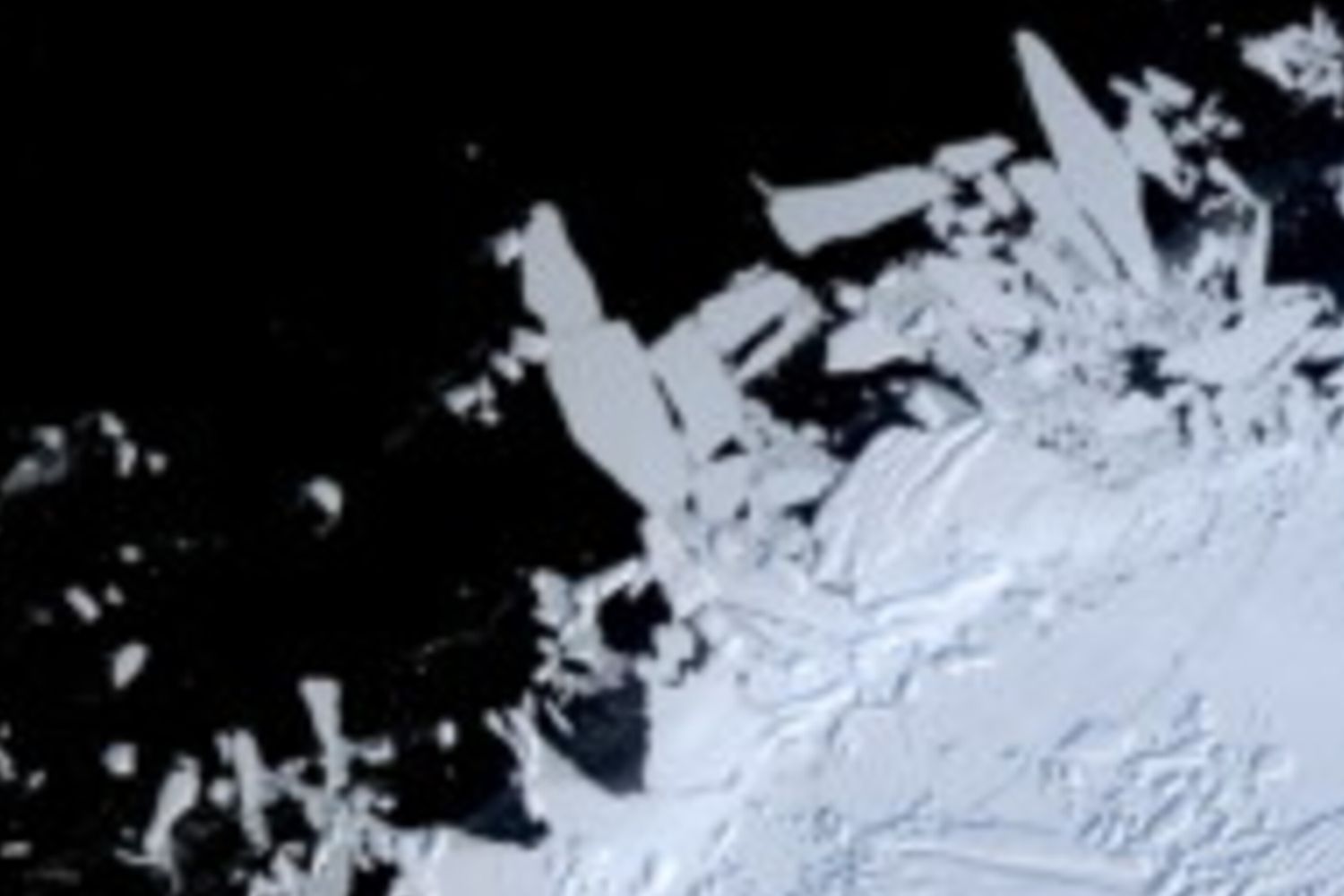 Immagine Landsat 8 che mostra il fronte fortemente crepacciato del ghiacciaio Thwaites, l&rsquo;Antartide occidentale e gli iceberg e il ghiaccio marino al largo&nbsp;