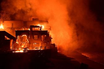 Los Angeles, una casa sulla spiaggia distrutta dalle fiamme