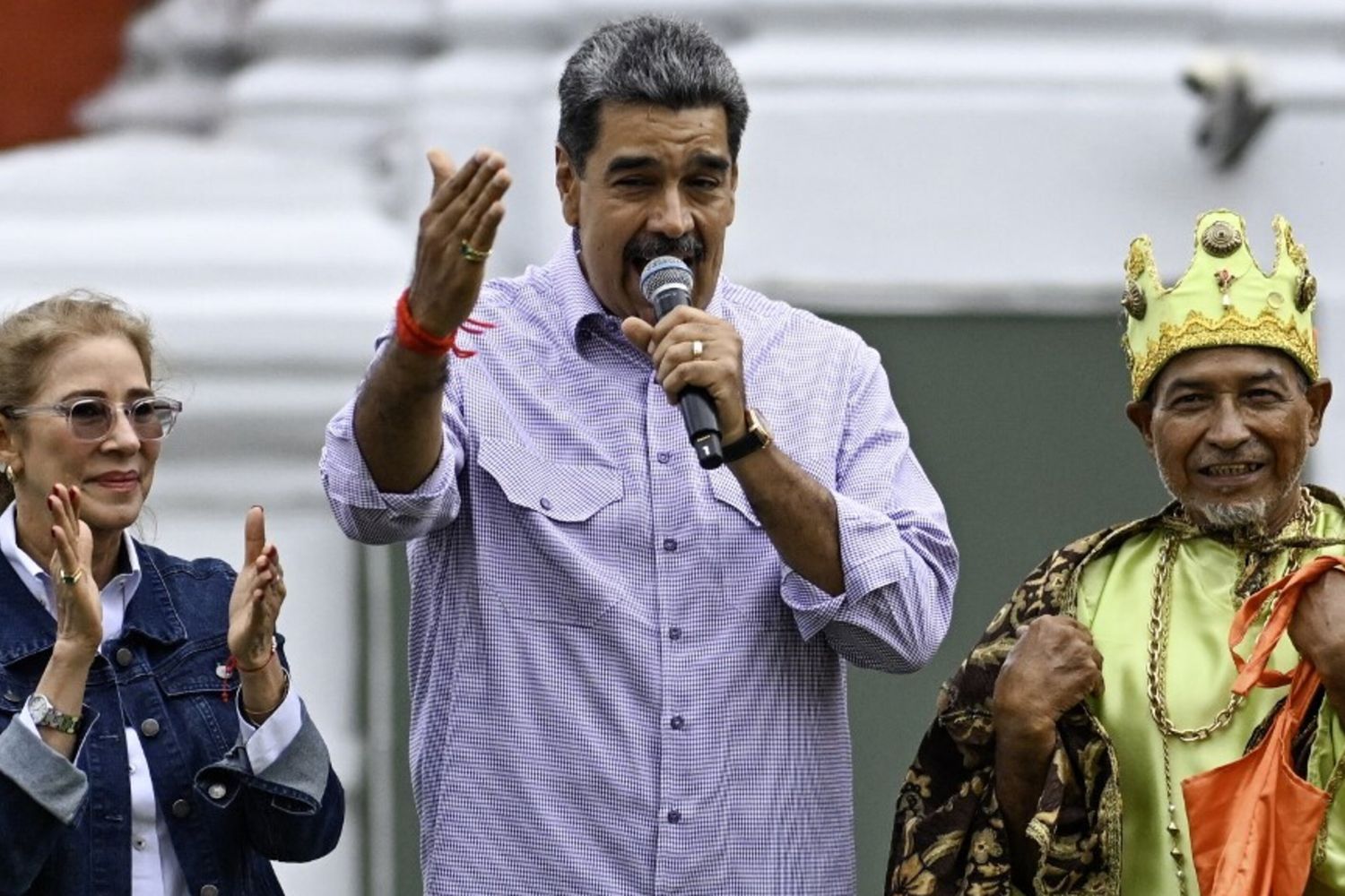 Venezuela, Nicolas Maduro si insedia per il terzo mandato consecutivo