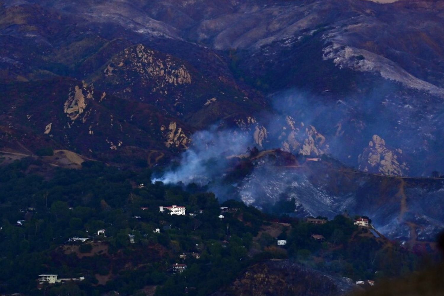 Los Angeles brucia ancora. Almeno 11 morti e danni per 135 miliardi