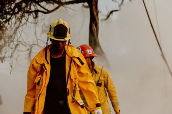 incendi sport lancia fundraising con felpe la strong