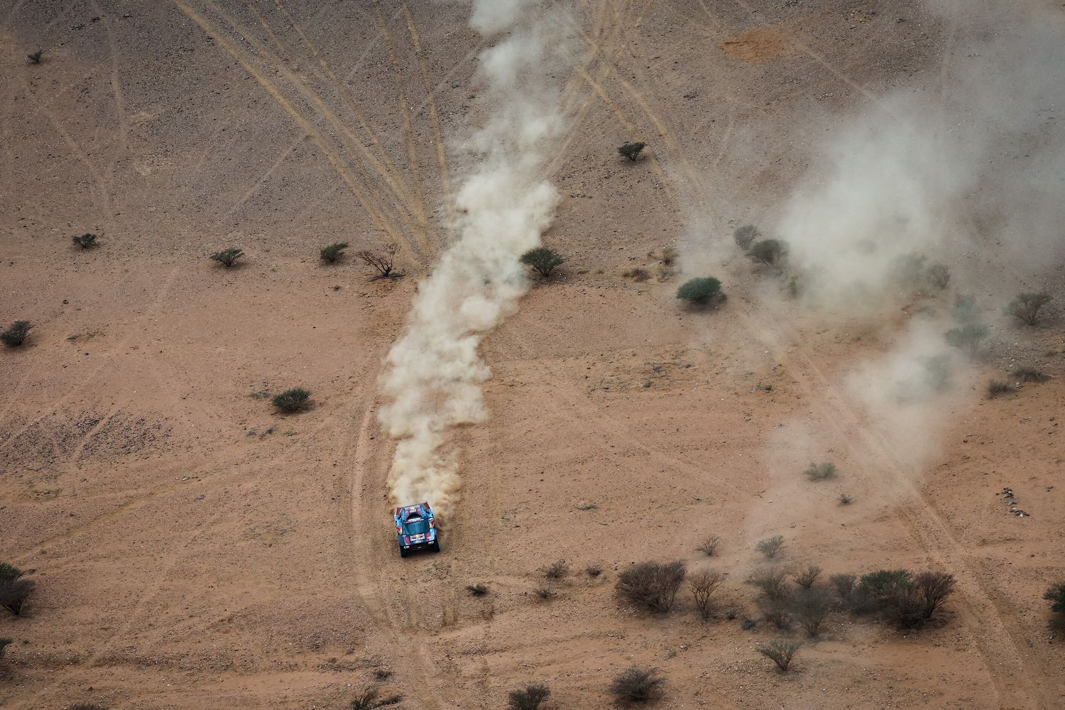 Indicazione sbagliata al Rally Dakar. I piloti guidano senza meta nel deserto