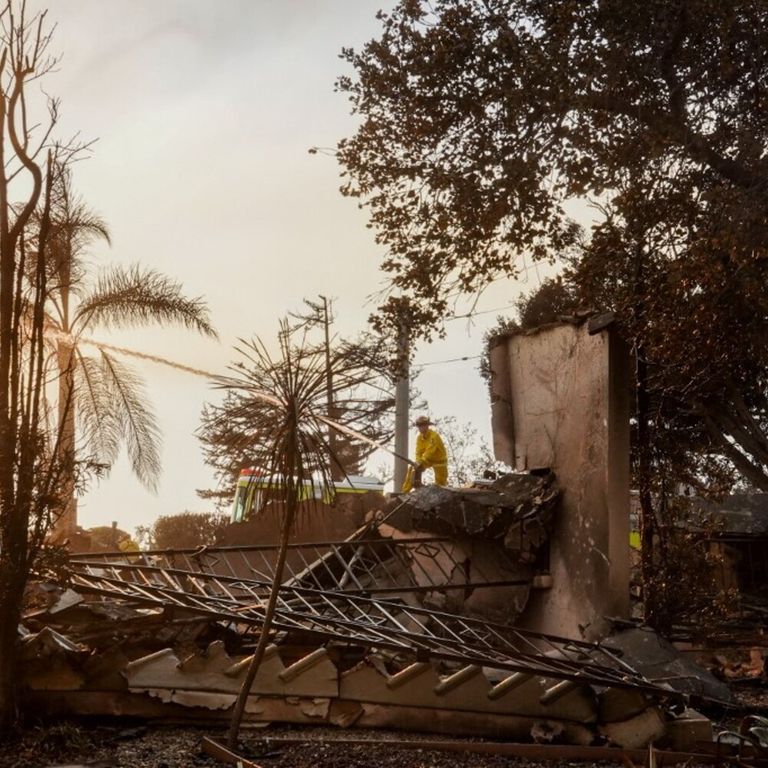 Una casa distrutta dalle fiamme a Los Angeles