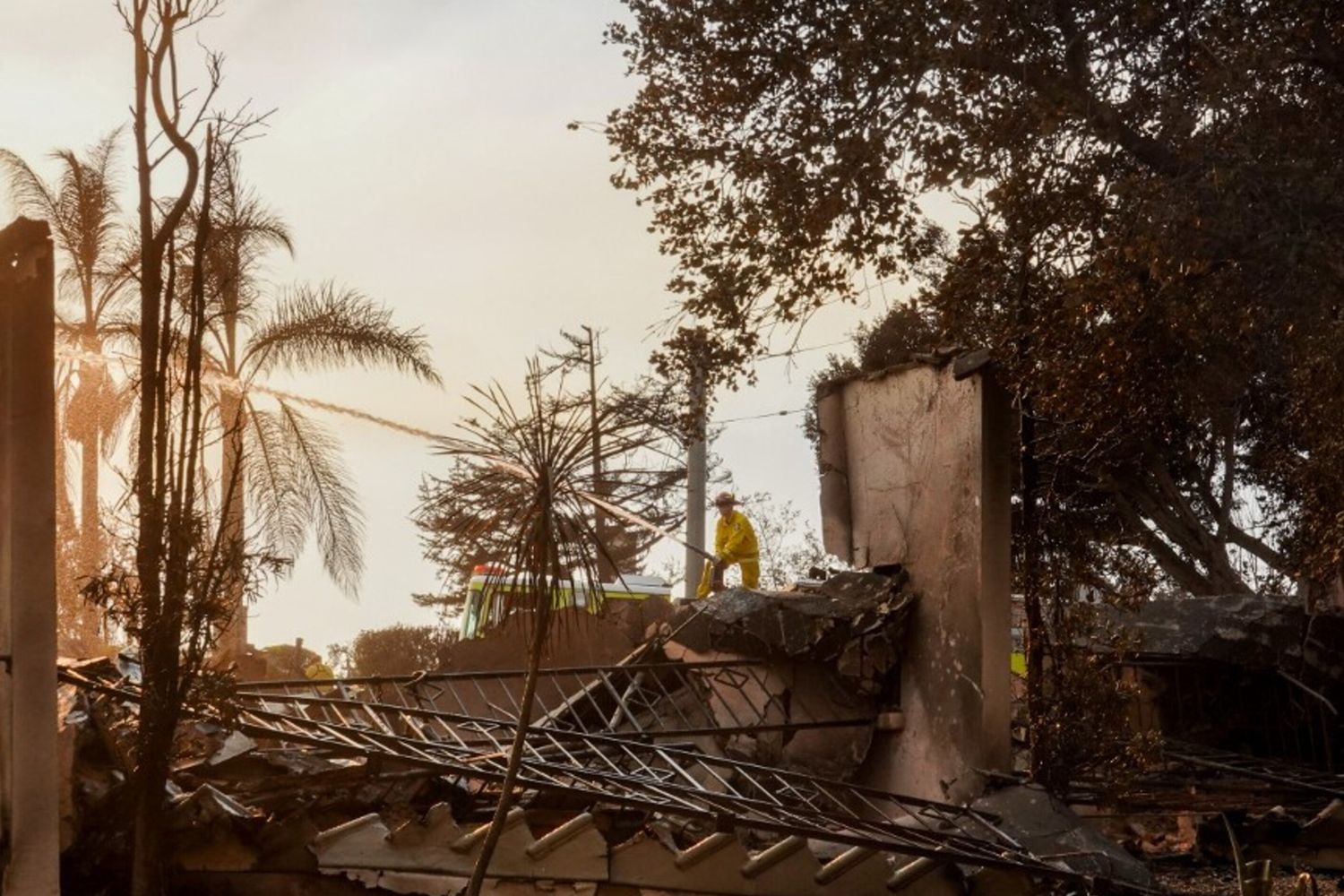 Una casa distrutta dalle fiamme a Los Angeles