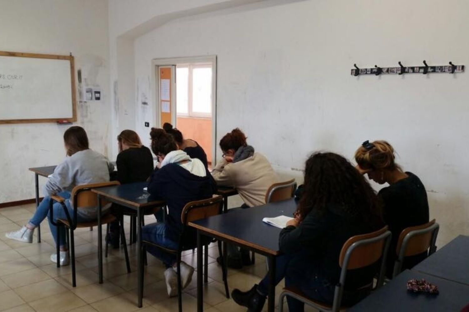 &nbsp;Scuola classe alunni studenti ragazzi computer telefonini smartphone cellulari informatica - fb