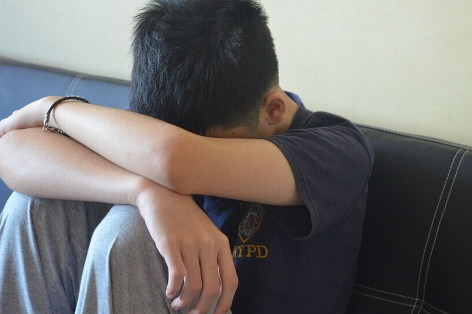 bullismo violenza sui minori abuso minore depressione paura - agf