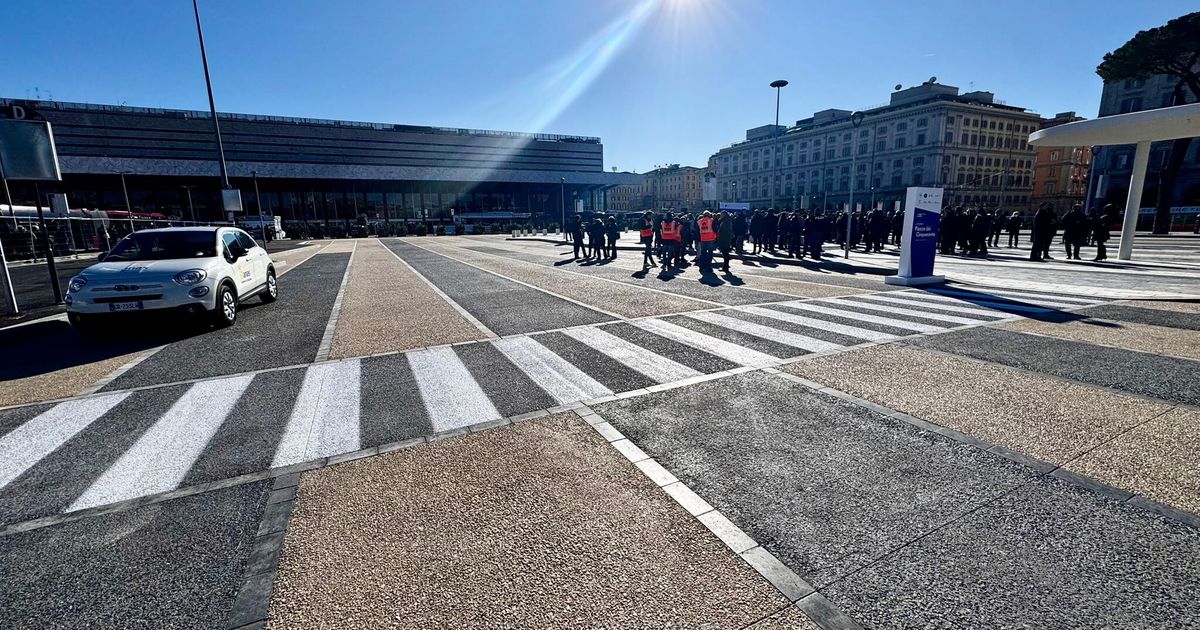 Riapre la nuova Piazza dei Cinquecento davanti a Termini 