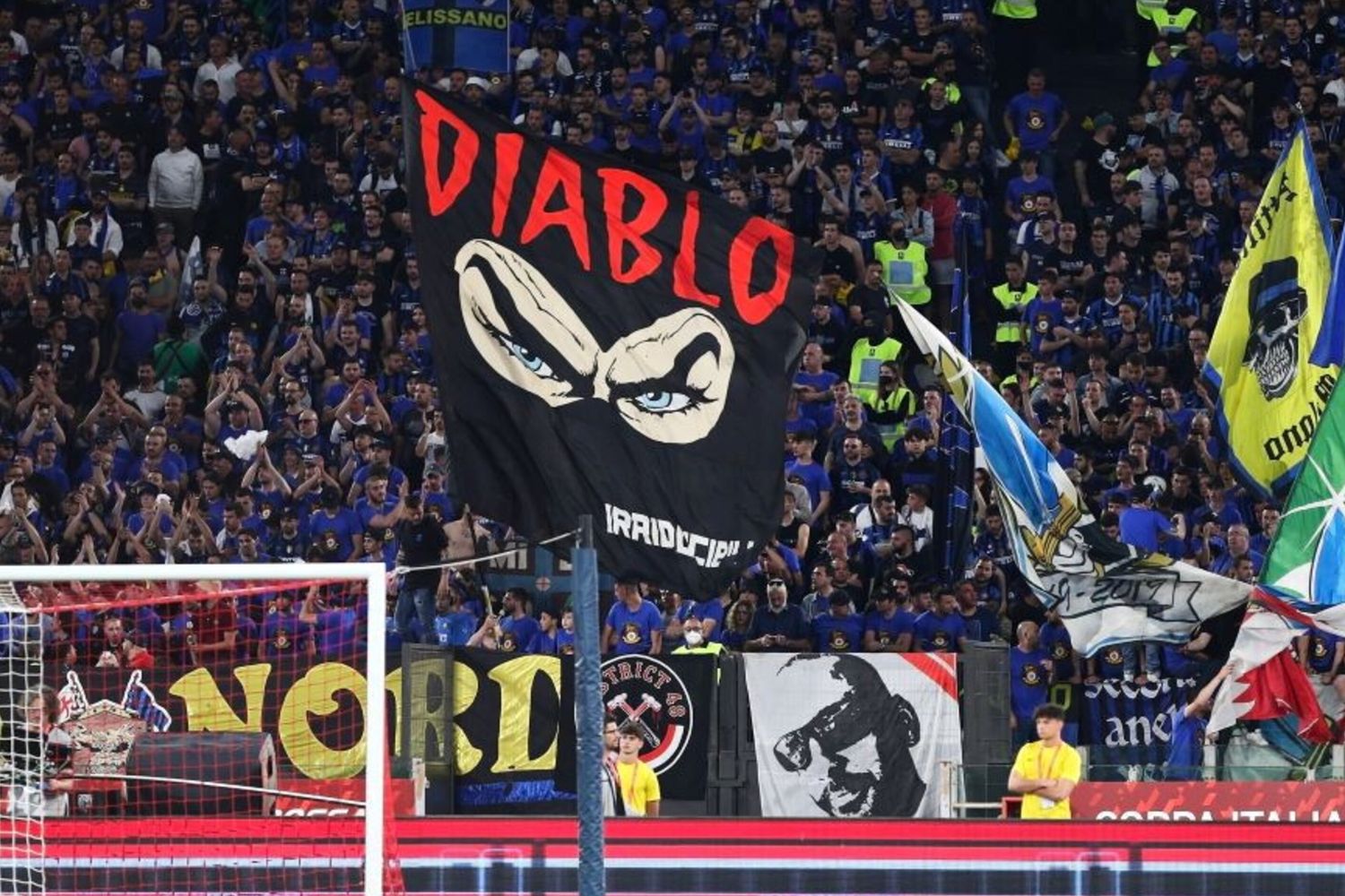 La bandiera di Diabolik in curva nord