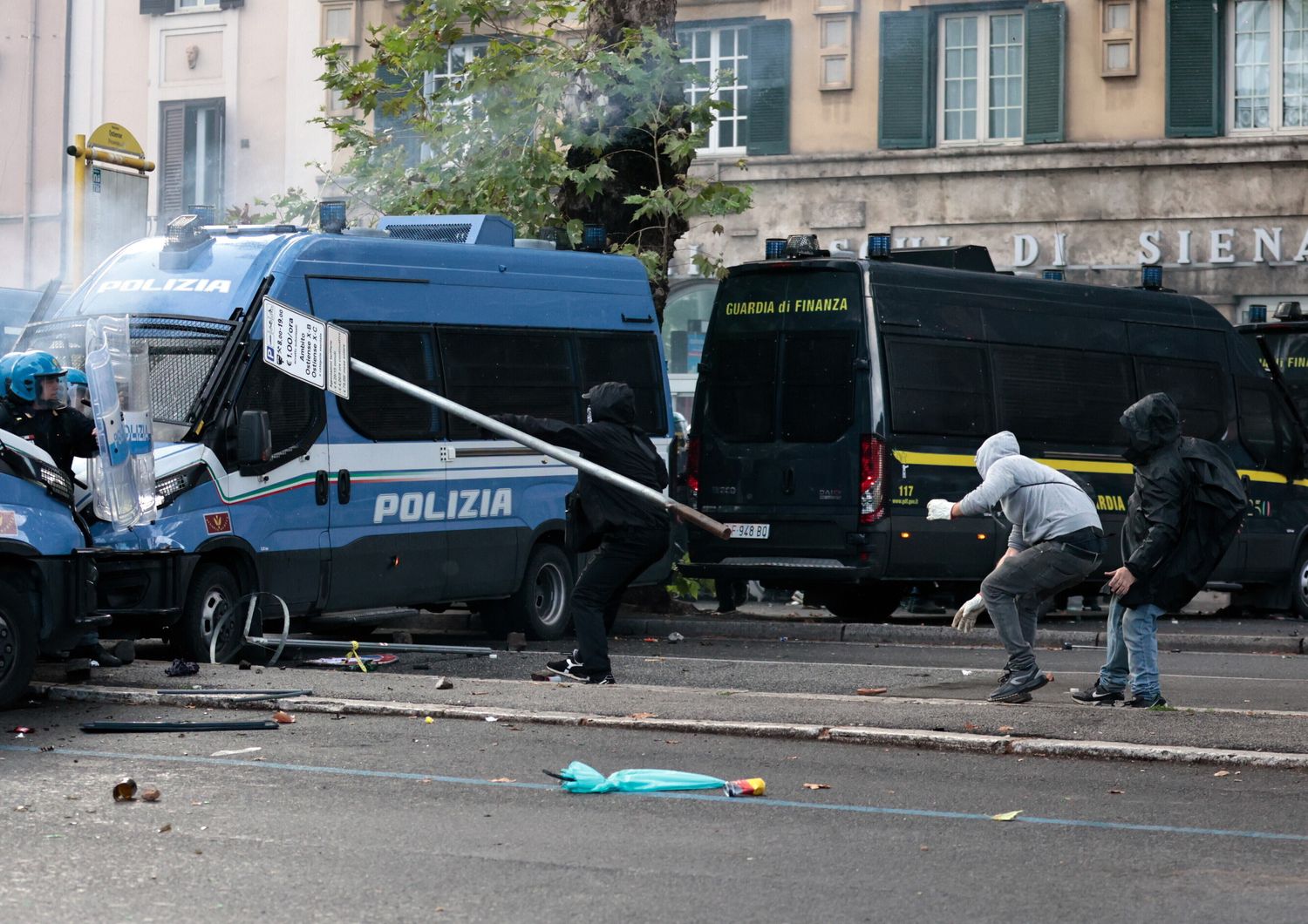 Lancio di oggetti contro la polizia