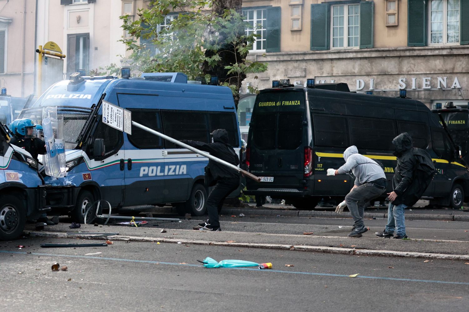 Lancio di oggetti contro la polizia