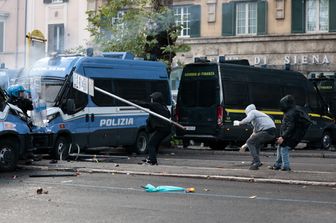 Lancio di oggetti contro la polizia