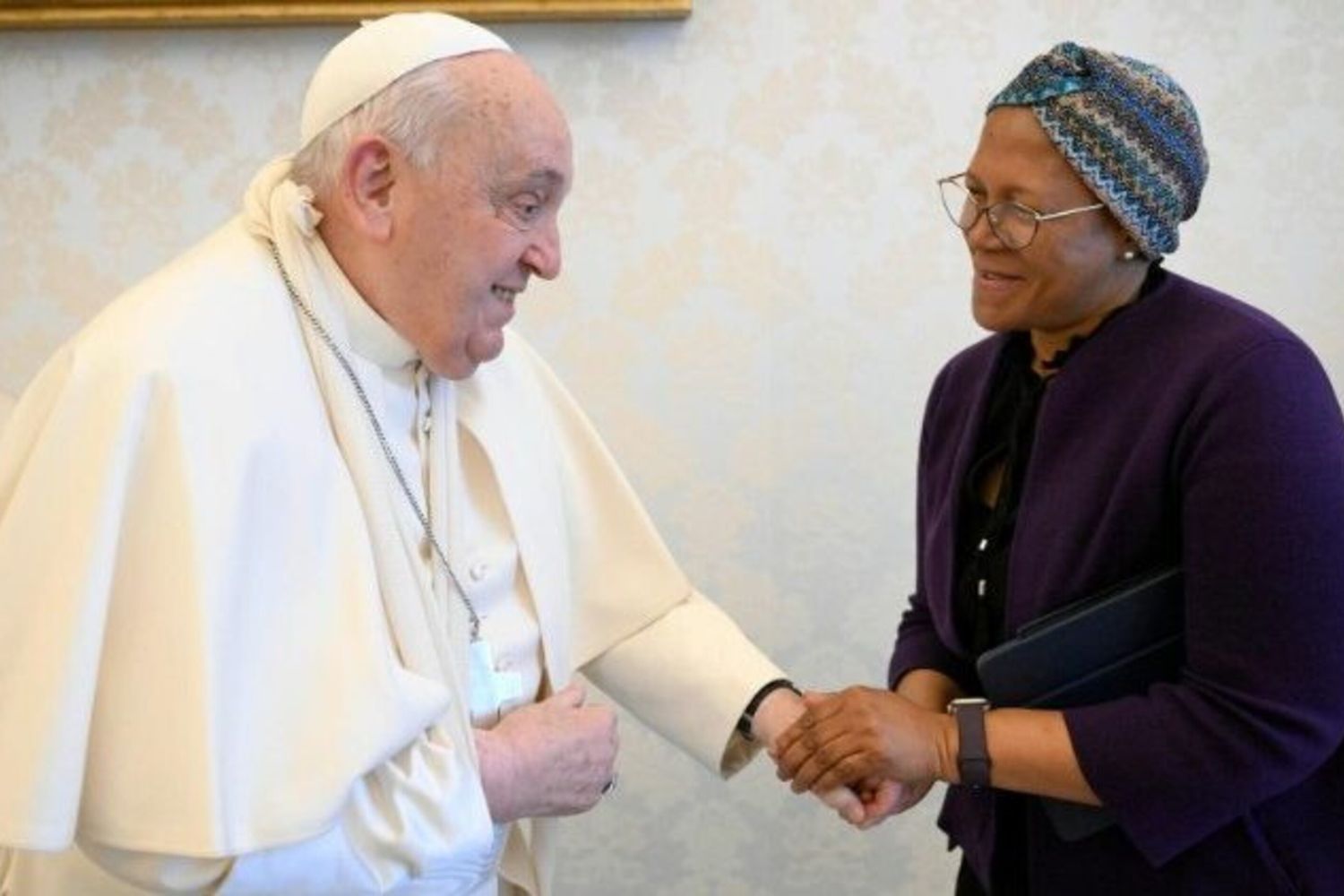 Il Papa cade a Casa Santa Marta, braccio contuso e immobilizzato