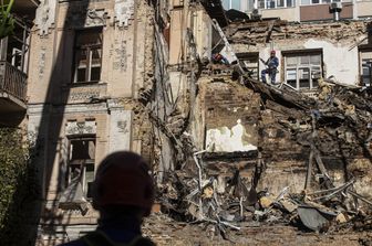 Un edificio distrutto da un bombardamento con i droni in Ucraina